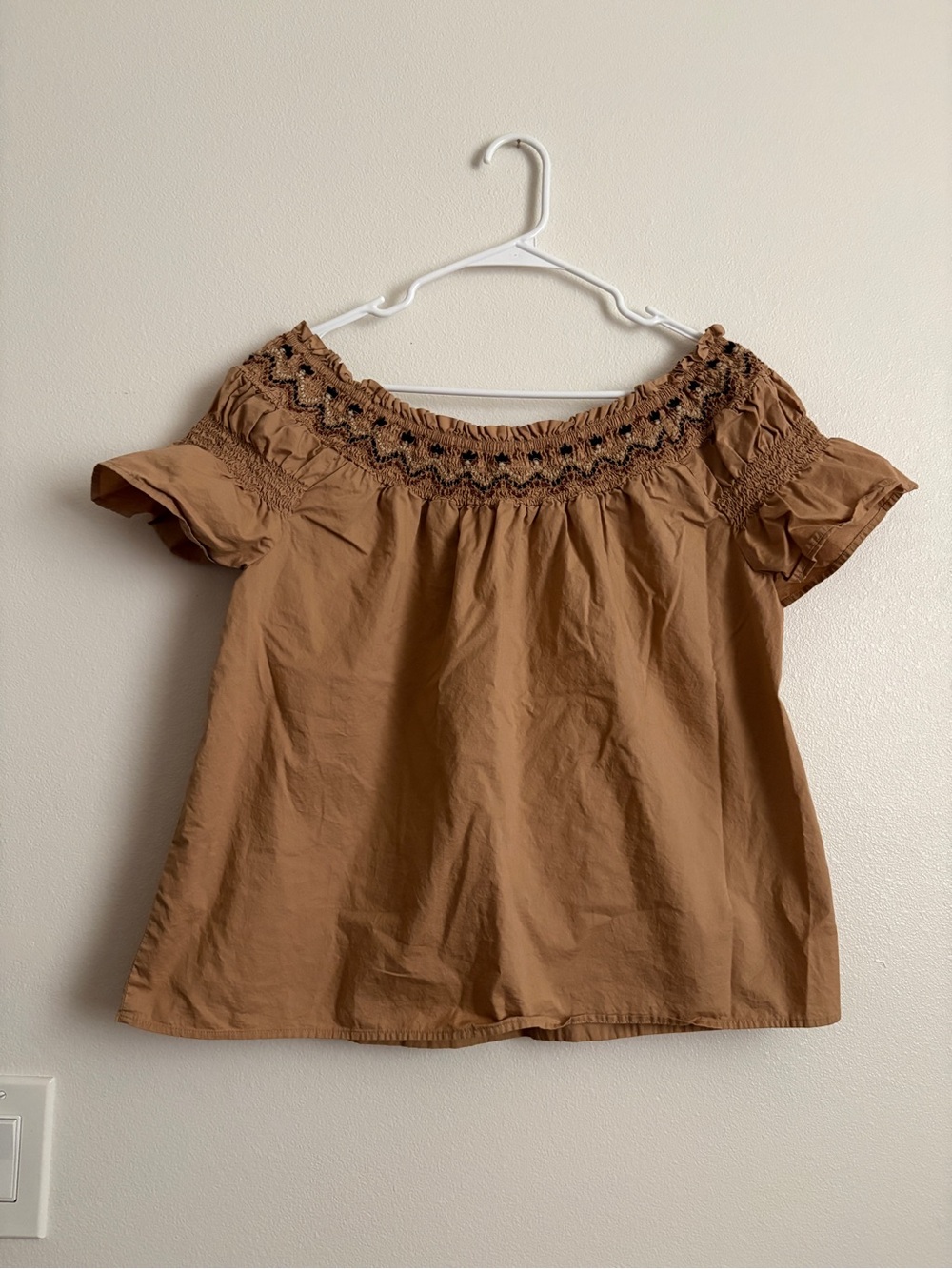 Women’s Old Navy Off-Shoulder Smocked Top in Camel Size Large - Picture 6 of 6